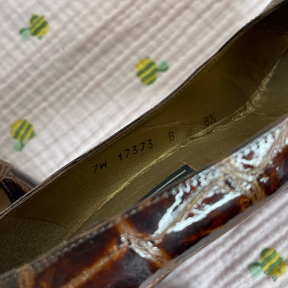 Stuart Weitzman Embossed Brown Patent Leather Pumps Size 8.5 - Picture 11 of 11